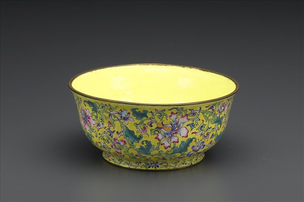 銅胎畫琺瑯黃地花卉紋碗