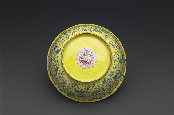 銅胎畫琺瑯黃地花卉紋碗