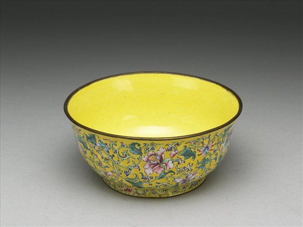 銅胎畫琺瑯黃地花卉紋碗