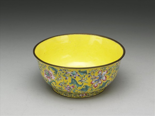 銅胎畫琺瑯黃地花卉紋碗