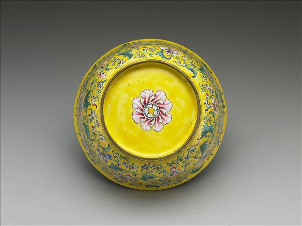 銅胎畫琺瑯黃地花卉紋碗