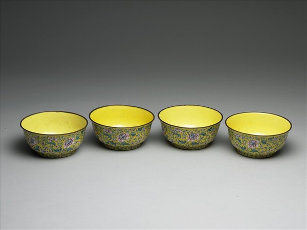 銅胎畫琺瑯黃地花卉紋碗