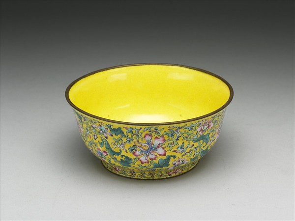 銅胎畫琺瑯黃地花卉紋碗
