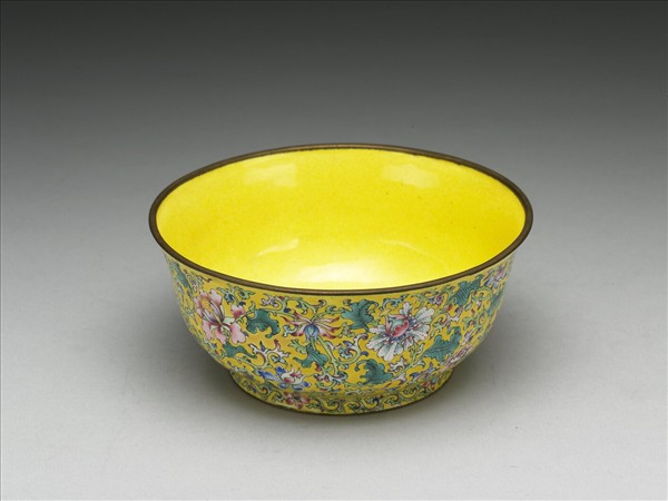 銅胎畫琺瑯黃地花卉紋碗