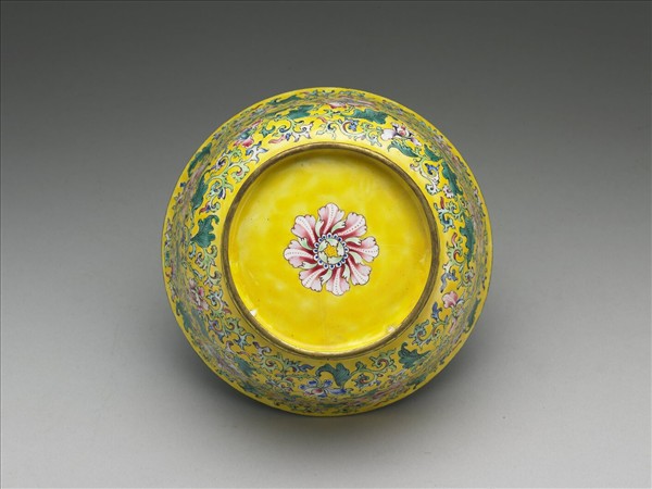 銅胎畫琺瑯黃地花卉紋碗