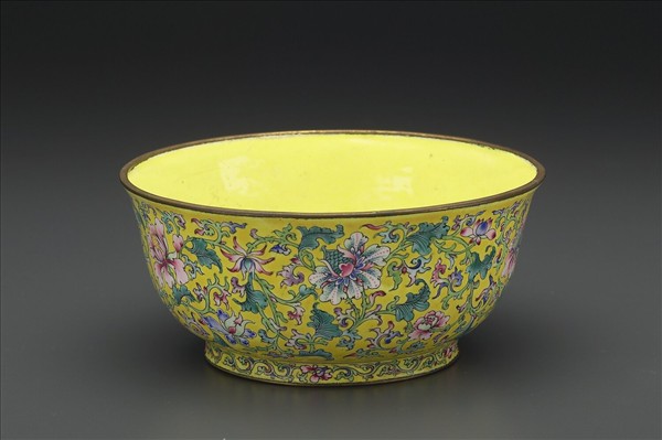 銅胎畫琺瑯黃地花卉紋碗