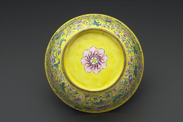 銅胎畫琺瑯黃地花卉紋碗