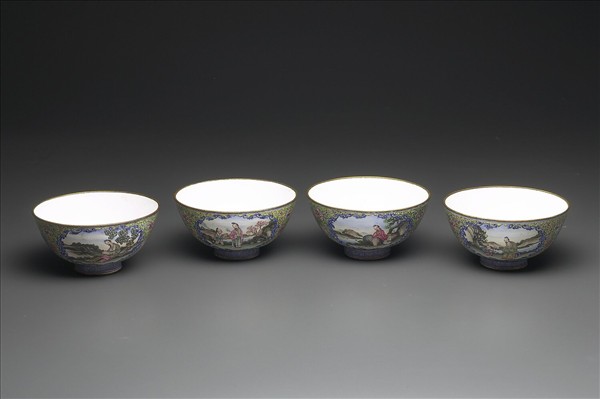 銅胎畫琺瑯黃地彩花開光人物圖碗