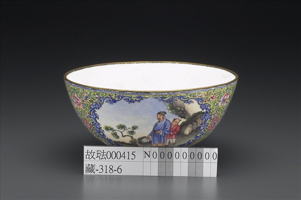 銅胎畫琺瑯黃地彩花開光人物圖碗