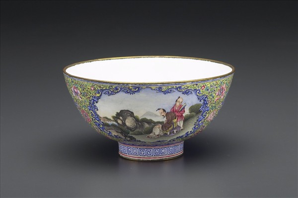 銅胎畫琺瑯黃地彩花開光人物圖碗