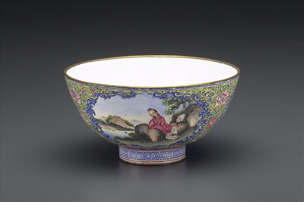 銅胎畫琺瑯黃地彩花開光人物圖碗