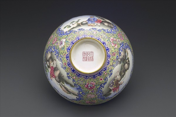 銅胎畫琺瑯黃地彩花開光人物圖碗