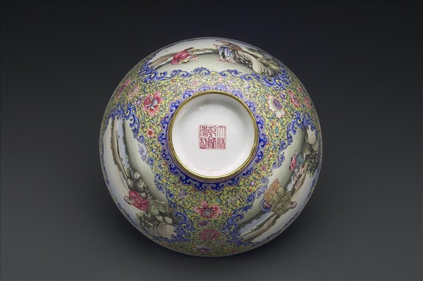 銅胎畫琺瑯黃地彩花開光人物圖碗