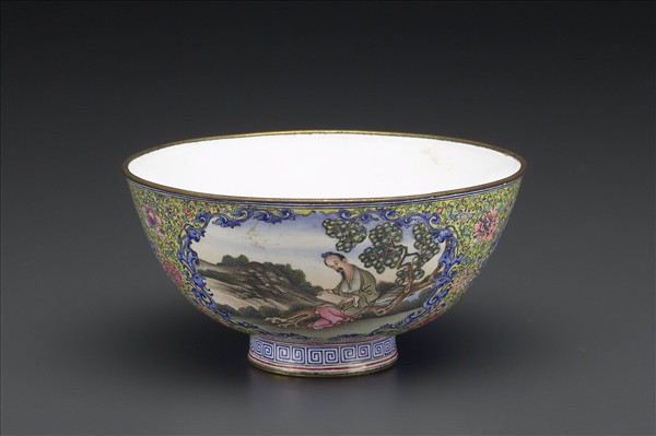 銅胎畫琺瑯黃地彩花開光人物圖碗