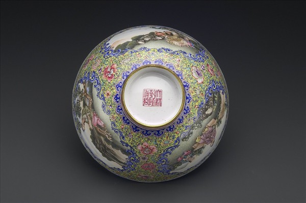 銅胎畫琺瑯黃地彩花開光人物圖碗