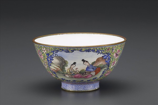 銅胎畫琺瑯黃地彩花開光人物圖碗