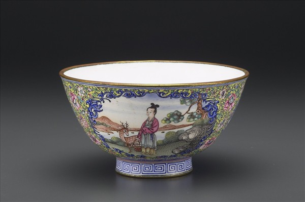 銅胎畫琺瑯黃地彩花開光人物圖碗