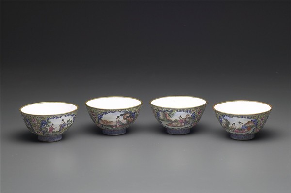 銅胎畫琺瑯黃地彩花開光人物圖碗