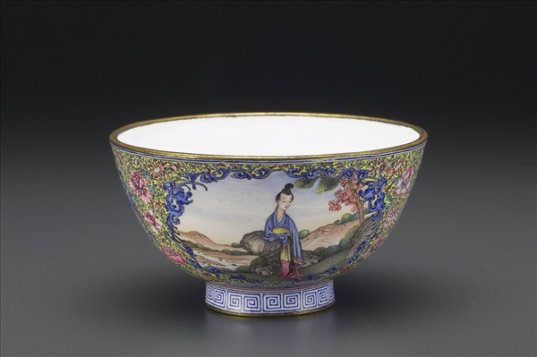 銅胎畫琺瑯黃地彩花開光人物圖碗