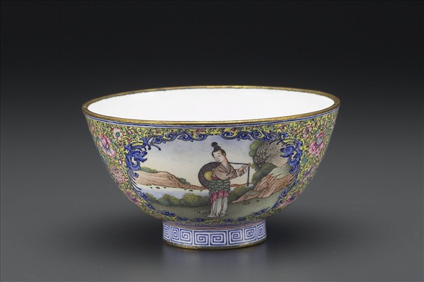 銅胎畫琺瑯黃地彩花開光人物圖碗