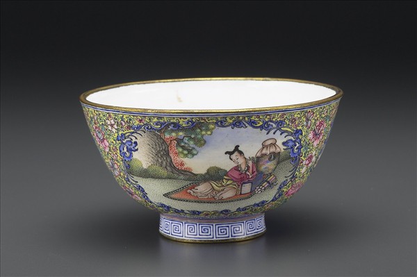 銅胎畫琺瑯黃地彩花開光人物圖碗