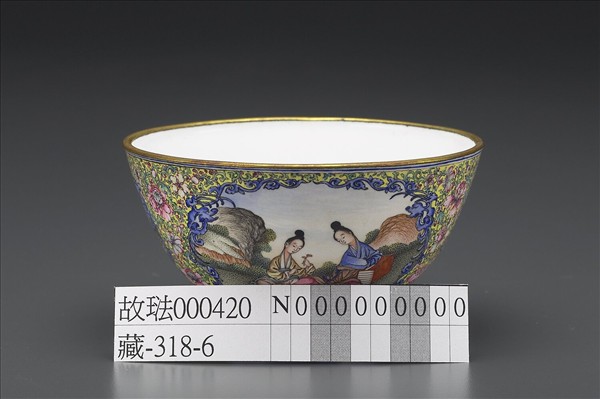 銅胎畫琺瑯黃地彩花開光人物圖碗