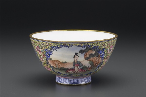 銅胎畫琺瑯黃地彩花開光人物圖碗