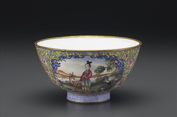 銅胎畫琺瑯黃地彩花開光人物圖碗