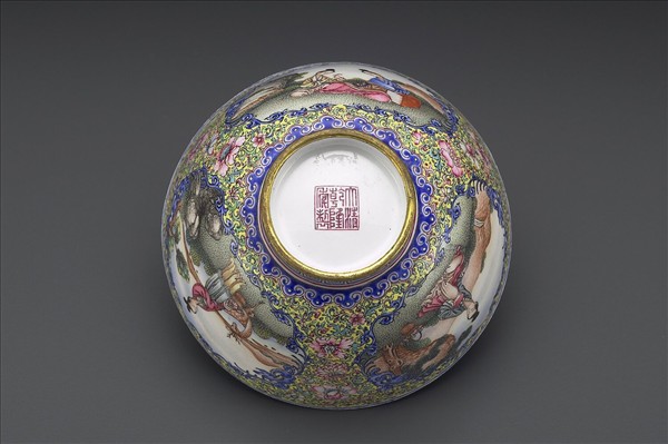 銅胎畫琺瑯黃地彩花開光人物圖碗