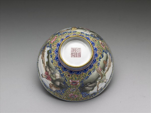 銅胎畫琺瑯黃地彩花開光人物圖碗