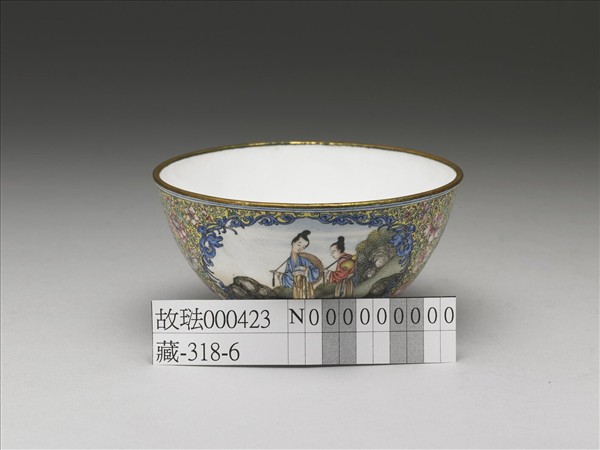 銅胎畫琺瑯黃地彩花開光人物圖碗