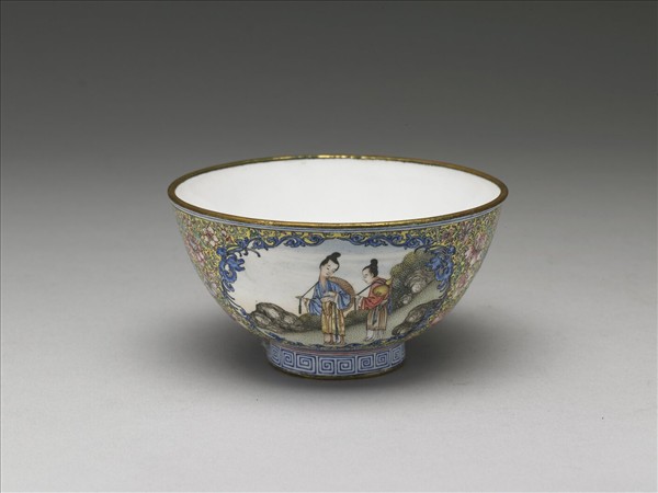 銅胎畫琺瑯黃地彩花開光人物圖碗