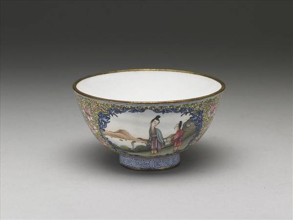 銅胎畫琺瑯黃地彩花開光人物圖碗