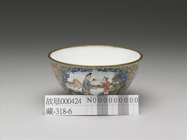 銅胎畫琺瑯黃地彩花開光人物圖碗