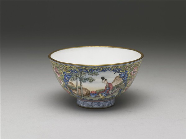 銅胎畫琺瑯黃地彩花開光人物圖碗