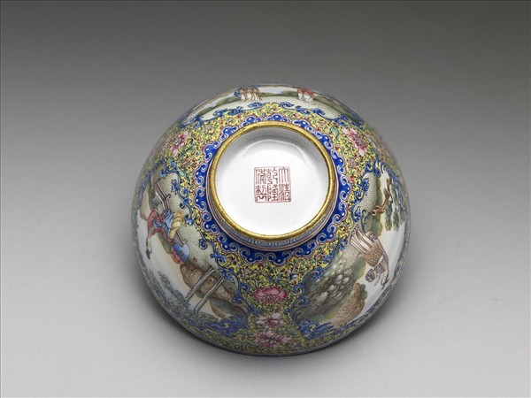 銅胎畫琺瑯黃地彩花開光人物圖碗