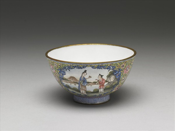 銅胎畫琺瑯黃地彩花開光人物圖碗