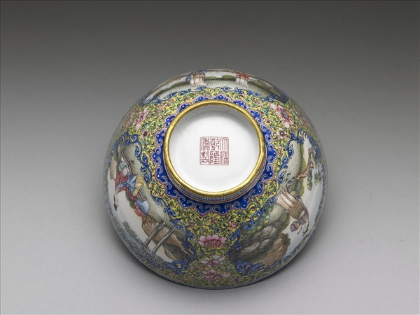 銅胎畫琺瑯黃地彩花開光人物圖碗