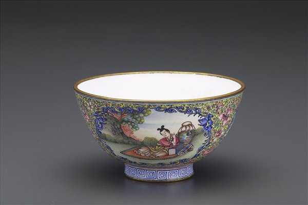 銅胎畫琺瑯黃地彩花開光人物圖碗