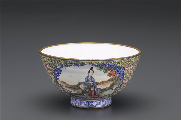 銅胎畫琺瑯黃地彩花開光人物圖碗