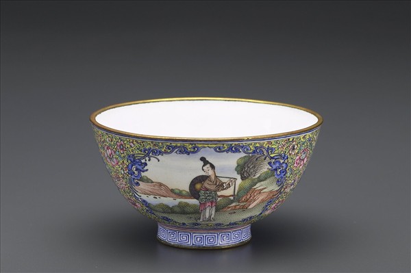 銅胎畫琺瑯黃地彩花開光人物圖碗