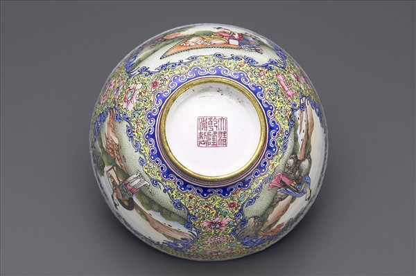 銅胎畫琺瑯黃地彩花開光人物圖碗