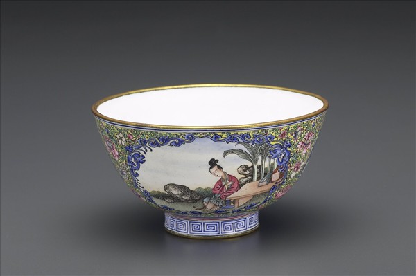 銅胎畫琺瑯黃地彩花開光人物圖碗