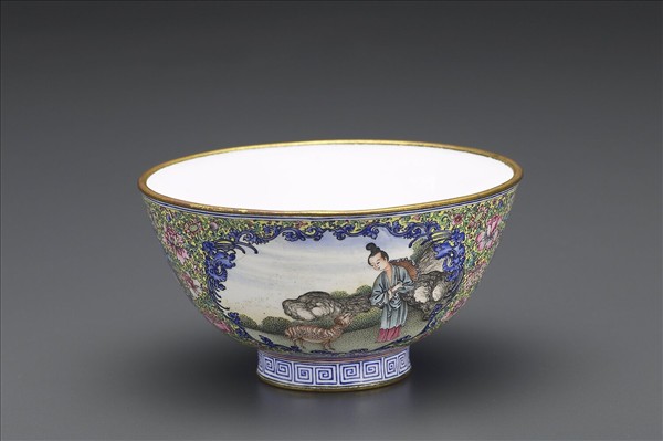 銅胎畫琺瑯黃地彩花開光人物圖碗