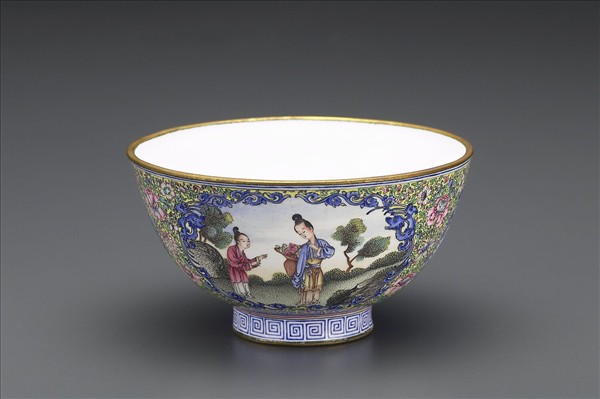 銅胎畫琺瑯黃地彩花開光人物圖碗