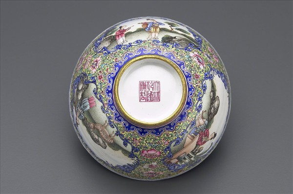 銅胎畫琺瑯黃地彩花開光人物圖碗