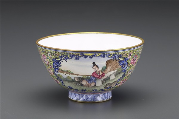 銅胎畫琺瑯黃地彩花開光人物圖碗