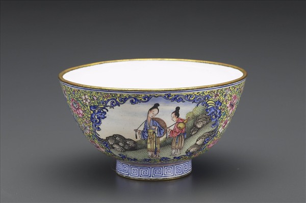 銅胎畫琺瑯黃地彩花開光人物圖碗