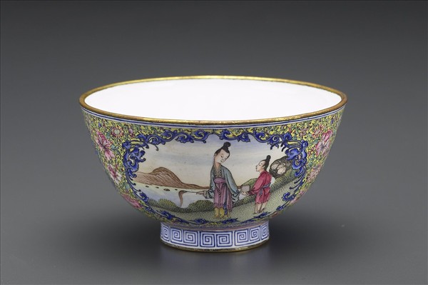 銅胎畫琺瑯黃地彩花開光人物圖碗