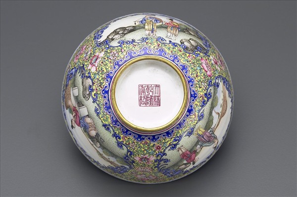 銅胎畫琺瑯黃地彩花開光人物圖碗